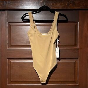 Good American Tan Scoop Neck Women's Bodysuit